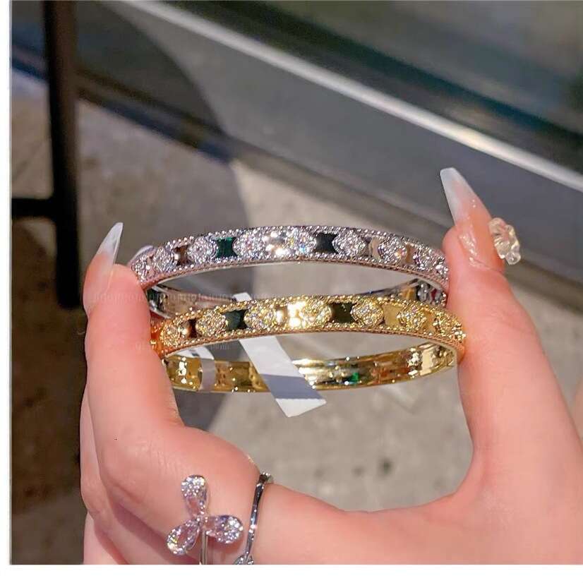 designer bracelet Super Shiny Dia-Studded Four-Petal Flower Bangle Niche Minimalist Style Bracelet Elegant Light High-End Sense Jewelry for Women with