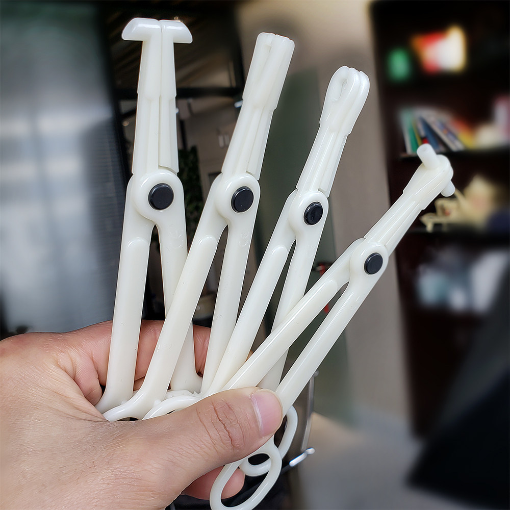 Perforation auxiliary pliers made of acrylic are easy to operate. The perforation position is clean, sterile, and free of infection in one go