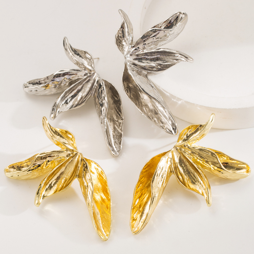 European and American Retro Aesthetic Leaf shaped Smooth Surface Stud Earrings Fashionable and Stylish Metallic Flower Earrings with a Sense of High e