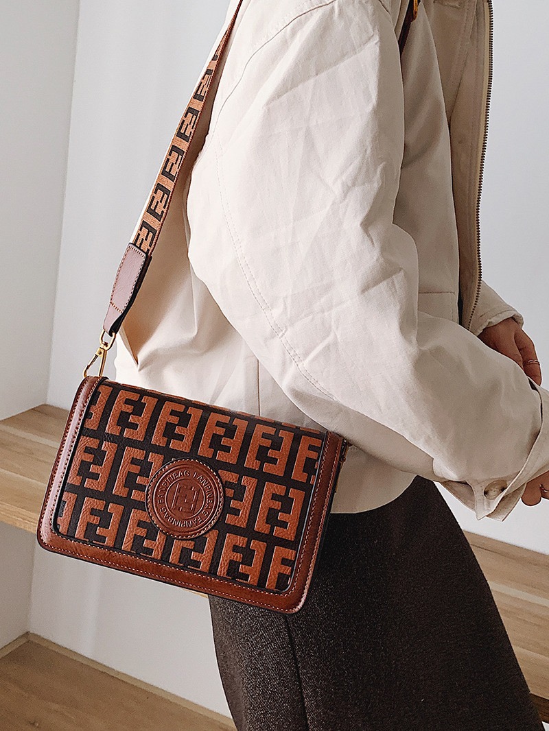 2024 Large Capacity Women's Handbag: Unique Letter Print, Lock hot Buckle, Solid Color