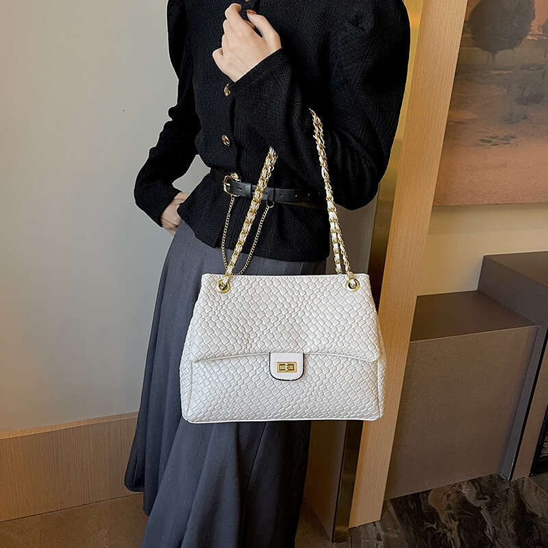 Fashion Woven Pattern Large Capacity Crossbody For Women New Stylish Versatile Shoulder Underarm Trendy Handheld Chain Bag