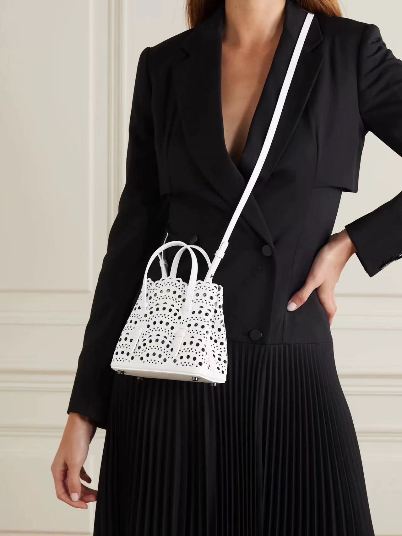 Designer Cowhide material Small Tote Shopping Bags Womens Woven Straw Bag Vegetable Basket Bucket Tote Single Crossbody Handbag Gift Woven handbag16*8
