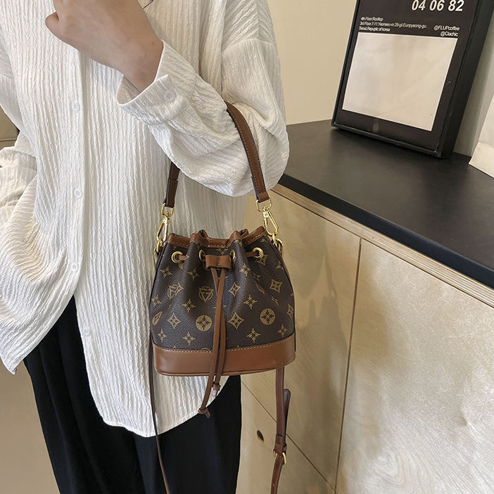 Totes 2025 New Designer Bag Artwork Crossbody Bags For Women Ladies Fashion Floral Messenger Bags