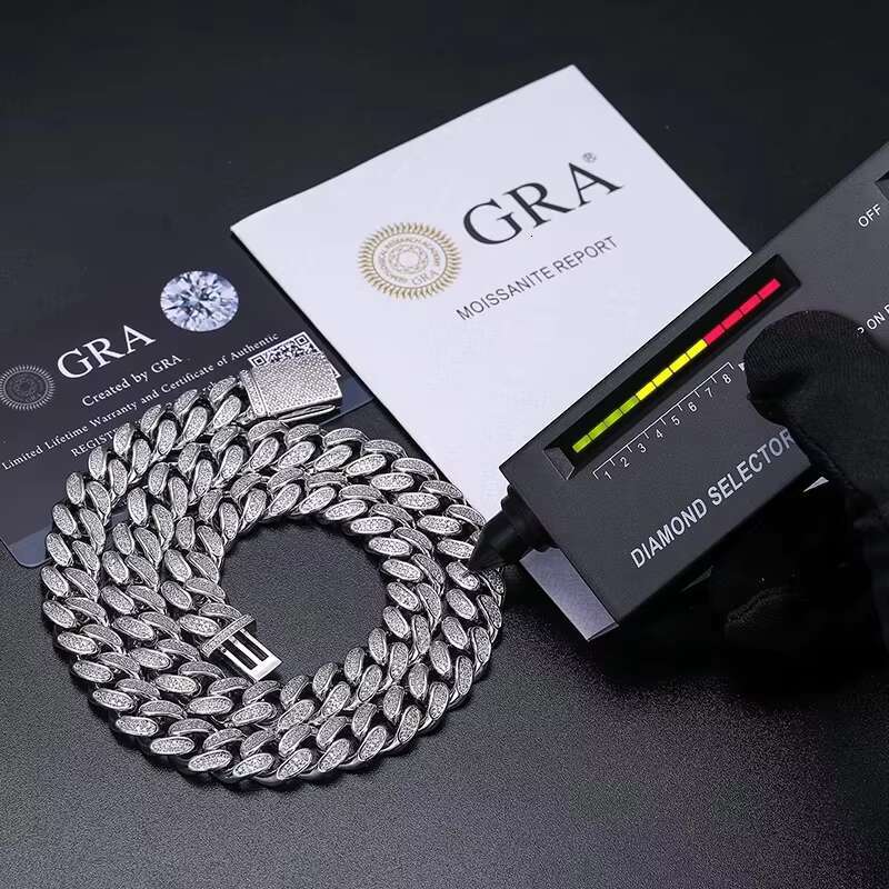 Unisex Cubic Zirconia Pendant Jewelry: Glittering Fashion Accessory