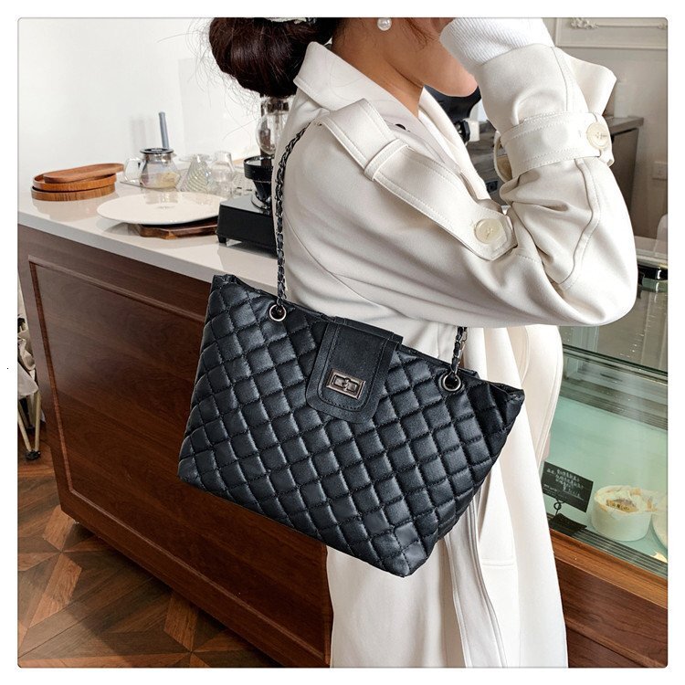 Free Shipping New Designer Bag For 2025 Quilted Large Capacity Bag Women Spring Luxury Wallet Fashion Chain Shoulder Crossbody Celebrity Tote
