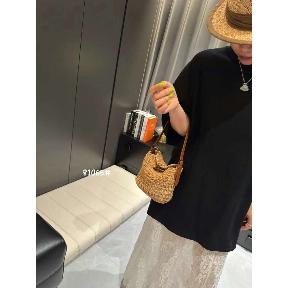 2025 Summer New Vacation Beach Fashion Shoulder Niche Versatile Crossbody Women's Bag