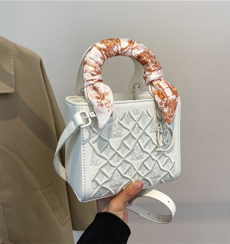 Free shipping 2025 new designer bag, high-end, light luxury bag, versatile temperament, heavy embroidery, Daifei bag, crossbody, handbag, small square
