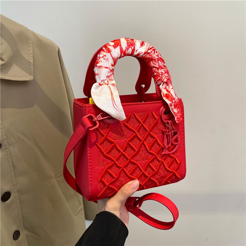 Free Shipping 2025 Designer Women's Luxury New Style Embroidered Cross Shoulder Handheld Small Box Bag black pink brown