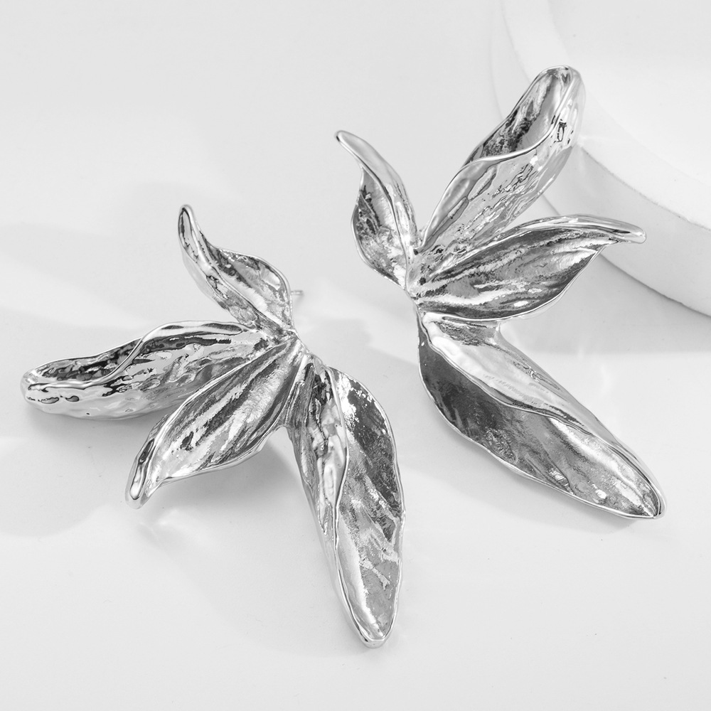 European and American Retro Aesthetic Leaf shaped Smooth Surface Stud Earrings Fashionable and Stylish Metallic Flower Earrings with a Sense of High e
