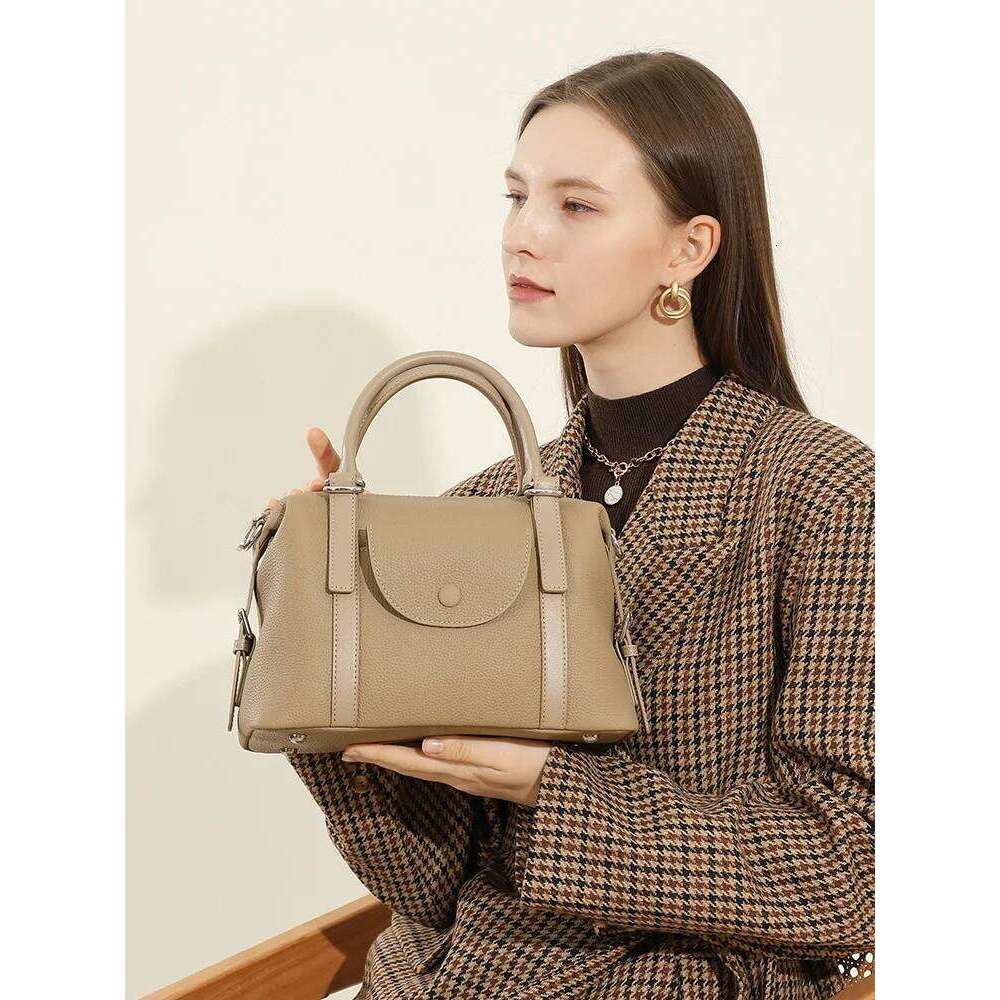 Genuine Leather Versatile Handbag For Women Design Commuter Shoulder 2025 New model High Quality Commuting Bag