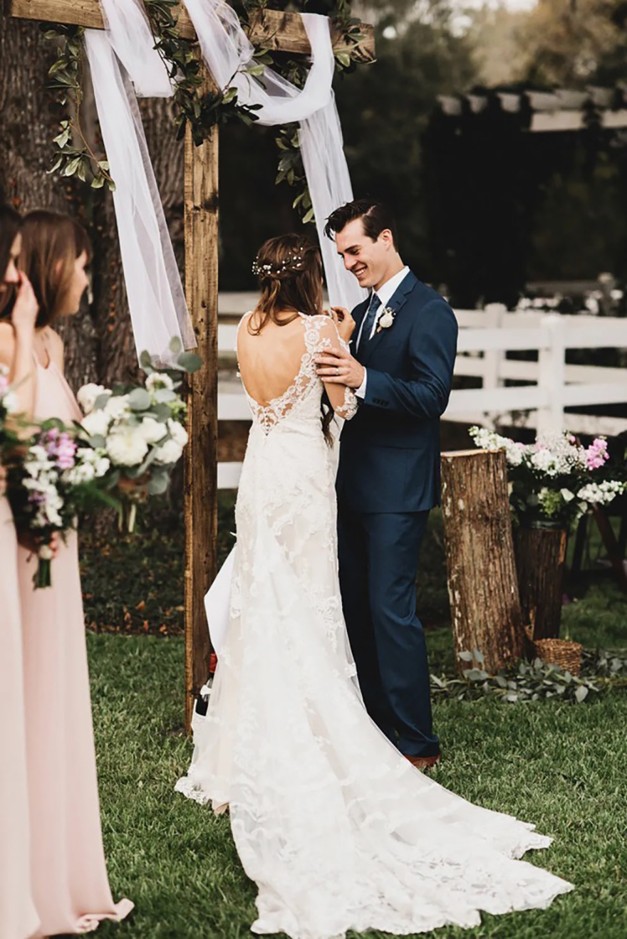 2025 New Vintage Spring Summer Lace Wedding Dresses Sheer Long Sleeves Open Back Beach Wedding Gowns for Garden Country