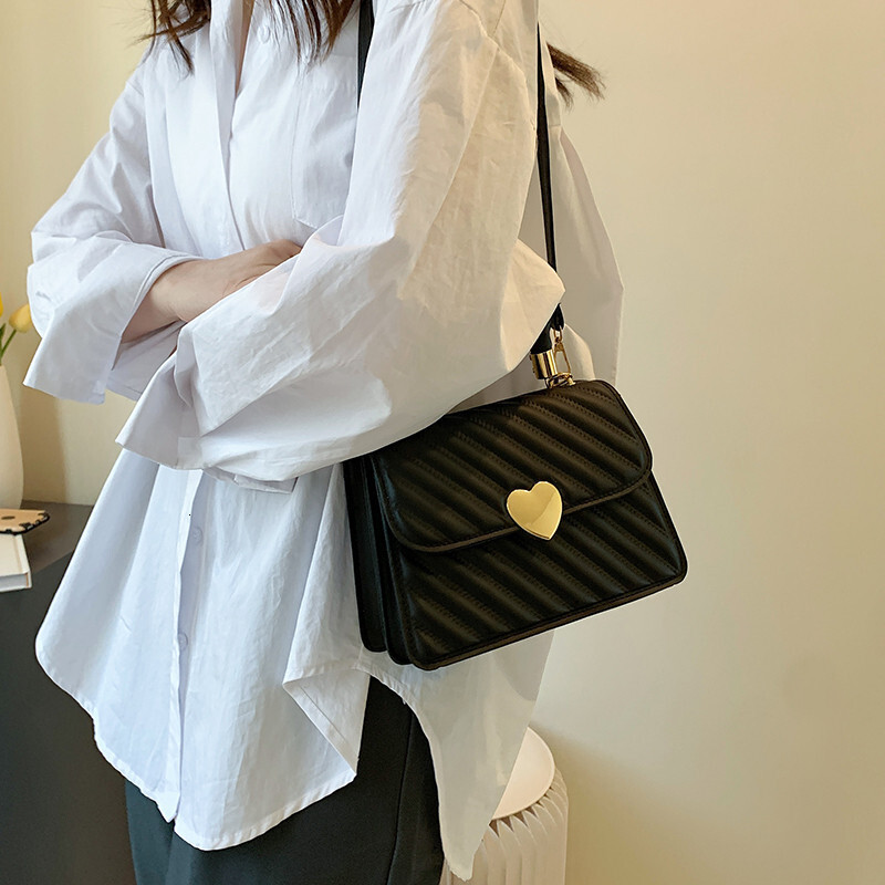 Free Shipping New Designer Bag For 2025 Cross-border Women's Bag Fashion And Retro Heart Pleated Handbag Heart-shaped Stylish Luxury Wallet Embos