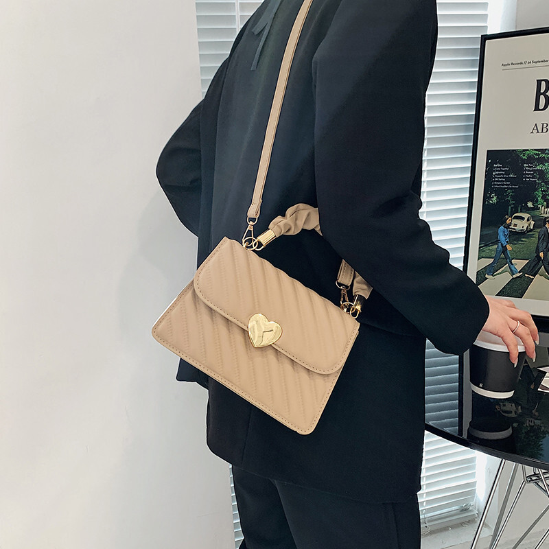 Free Shipping New Designer Bag For 2025 Cross-border Women's Bag Fashion And Retro Heart Pleated Handbag Heart-shaped Stylish Luxury Wallet Embos