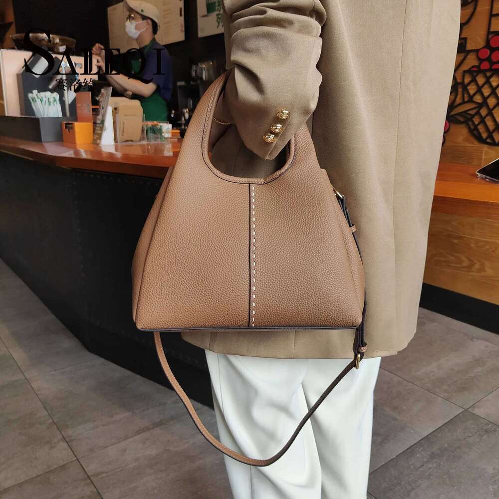 Genuine Leather New Vegetable Basket Handbag Simple And Versatile The Korean Version Of The Contrasting Color Commuting Bag 2025/06/10