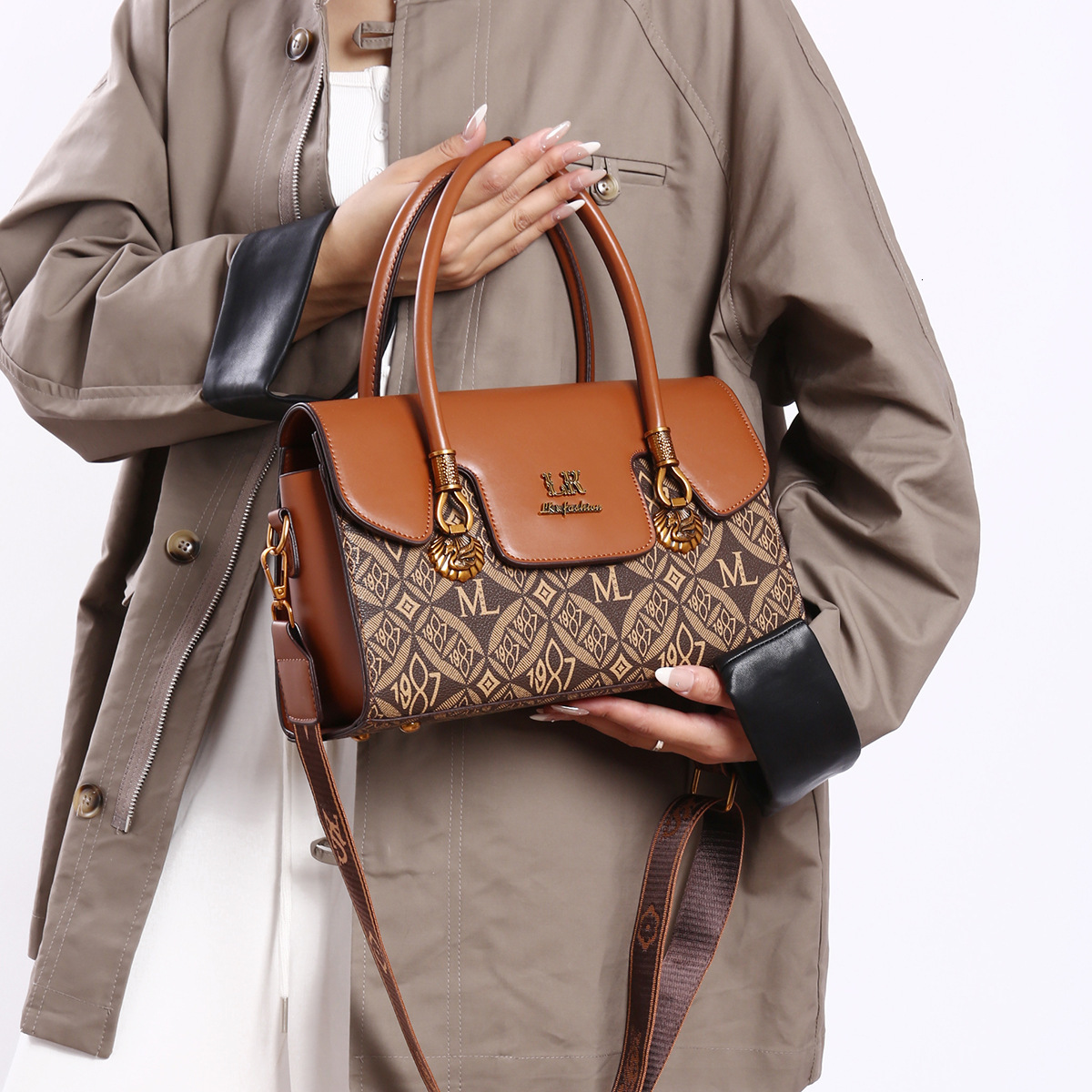 Luxury Wallet Free Shipping 2025 New Designer Bag Retro Fashion Multi Functional Lightweight Handbag Printed Shoulder Width Women's Shoulder Bag