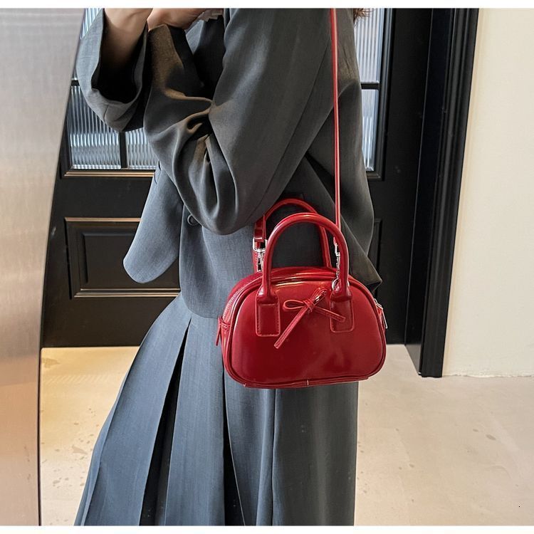 Free Shipping 2025 New Designer Bag Fashion Texture Oil Wax Leather Luxury Wallet Handheld Bowling Bag Niche Trend Bow Multifunctional Handbag