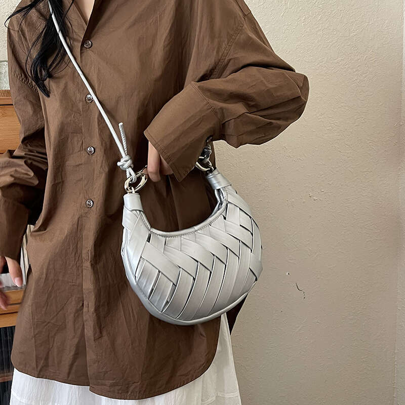 Fashion Handheld Woven Dumpling For Women 2025 Summer New Trendy Handbag Niche Simple Texture Crossbody Bag