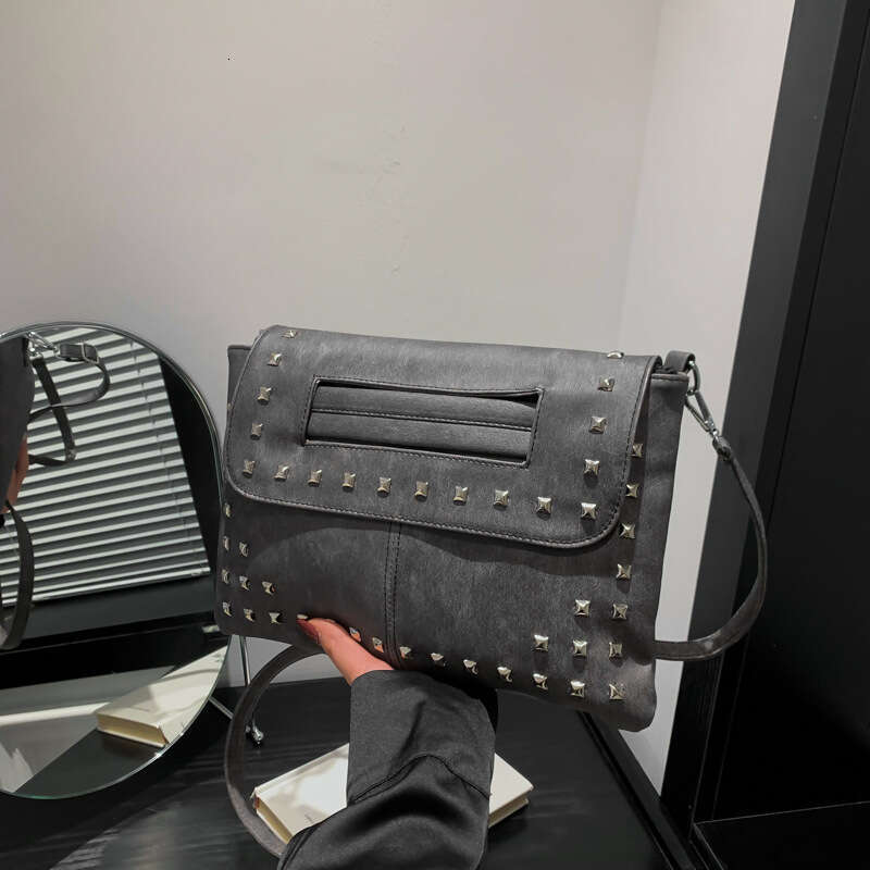 2024 New Stylish Personality Underarm Fashion Rivet Women Envelope Chain Crossbody Bag GUHUISHU