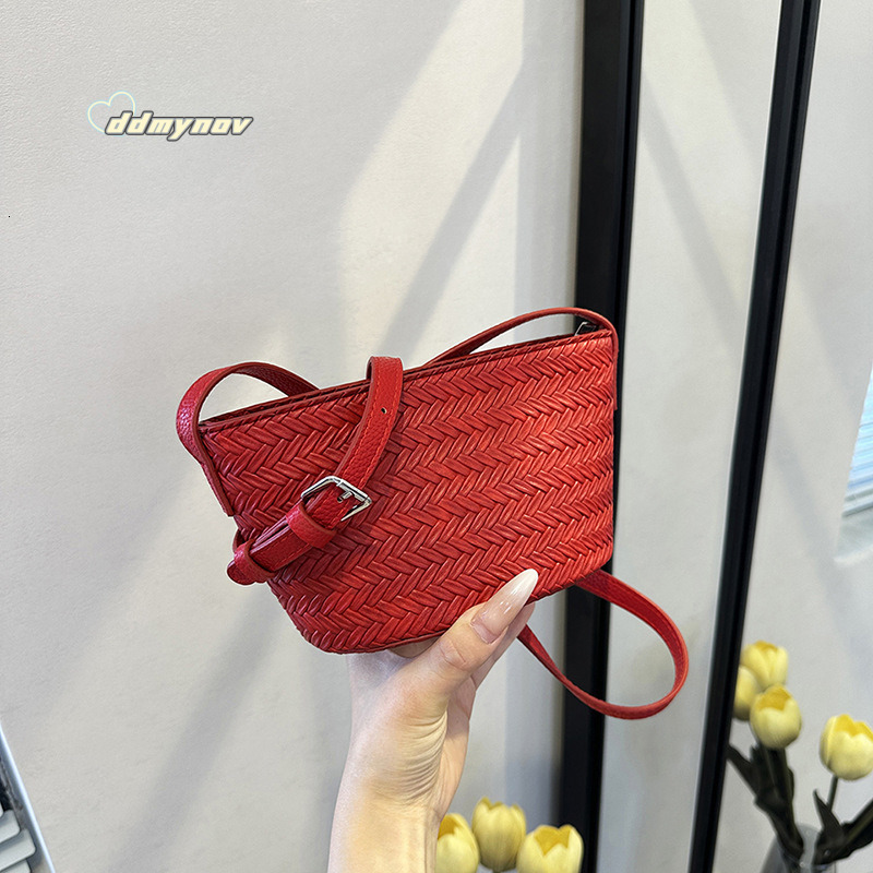 Korean Style Niche Yuanbao Bucket for Women 2025 New Fashion Woven Shoulder Versatile Crossbody Bag ddmynov