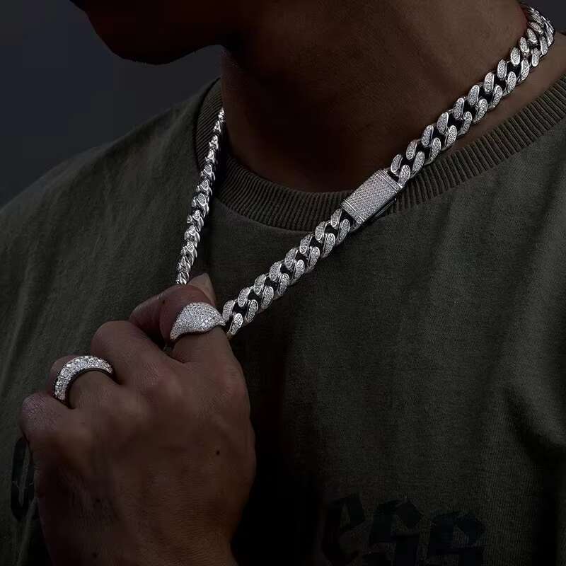 Unisex Cubic Zirconia Pendant Jewelry: Glittering Fashion Accessory