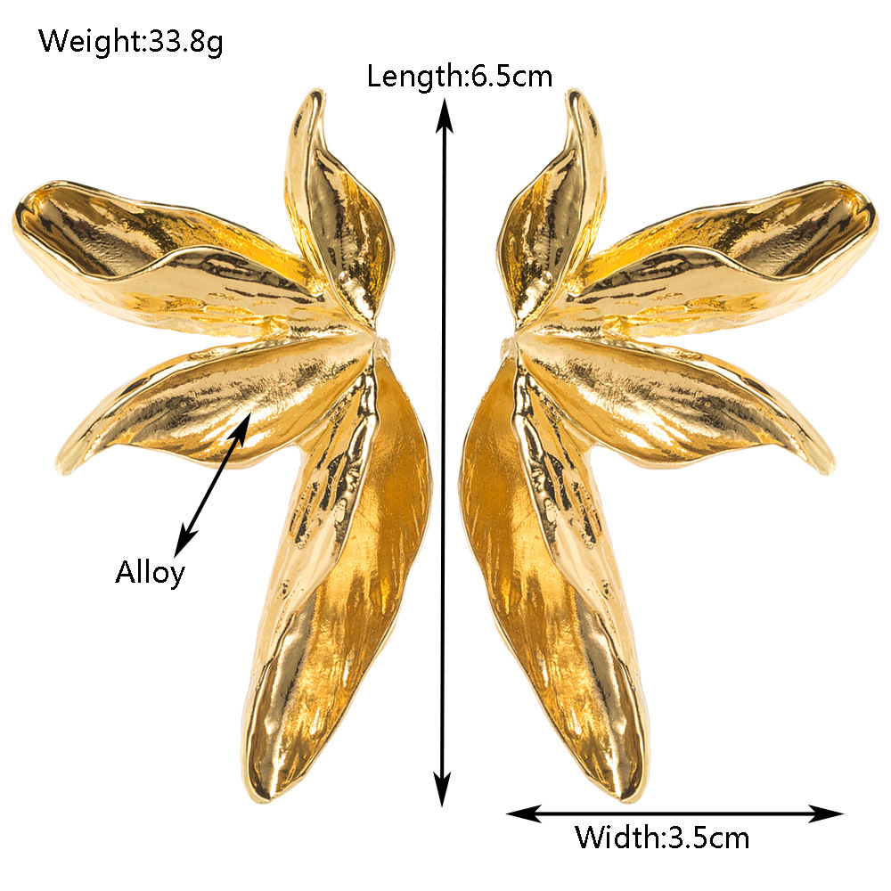 European and American Retro Aesthetic Leaf shaped Smooth Surface Stud Earrings Fashionable and Stylish Metallic Flower Earrings with a Sense of High e
