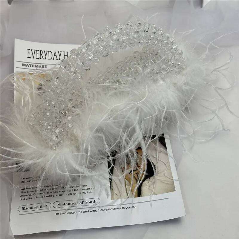 Elegant Evening Handbag for Parties - Premium Crafted Ladies' Purse Featuring Realistic Ostrich Plumes and Shimmering Accents