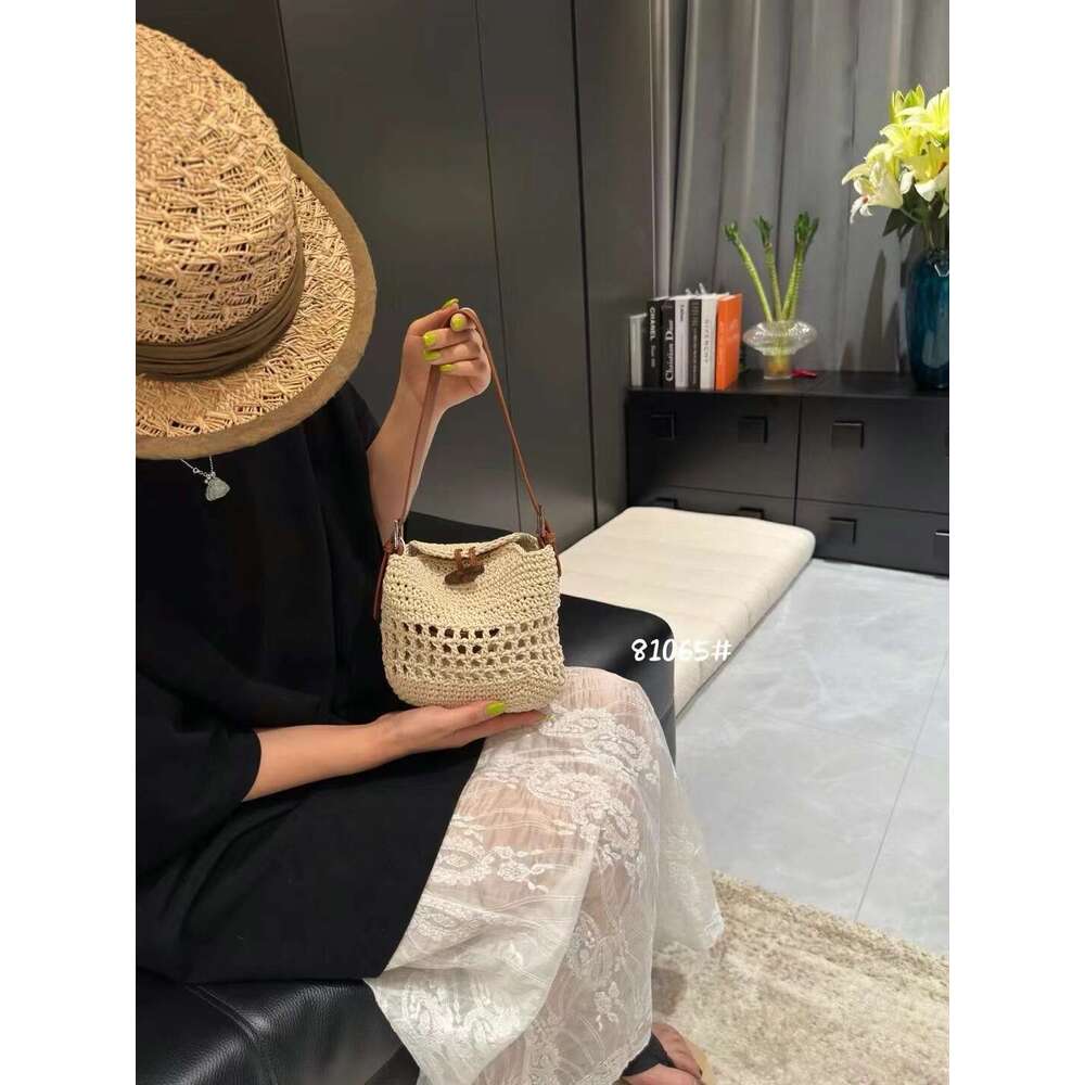 2025 Summer New Vacation Beach Fashion Shoulder Niche Versatile Crossbody Women's Bag