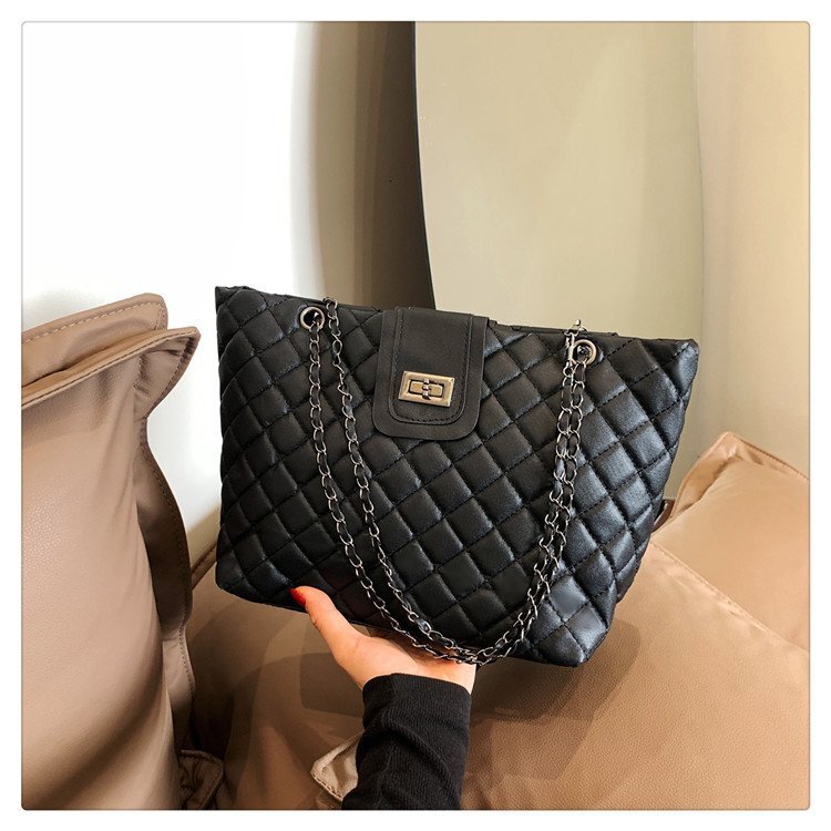 Free Shipping New Designer Bag For 2025 Quilted Large Capacity Bag Women Spring Luxury Wallet Fashion Chain Shoulder Crossbody Celebrity Tote