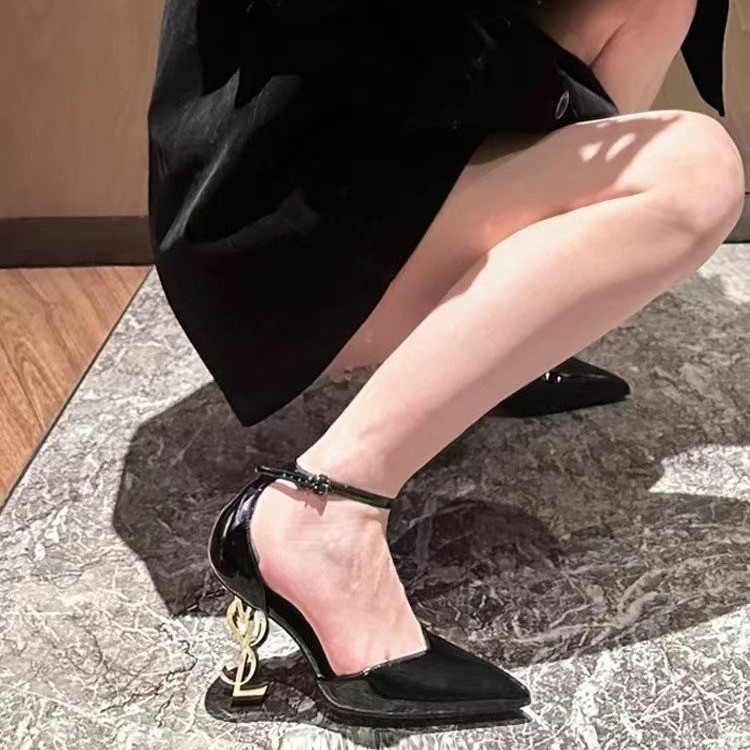 New Free shipping designer shoes for womens dress shoes black gold New European and American solid color patent leather shiny sandals