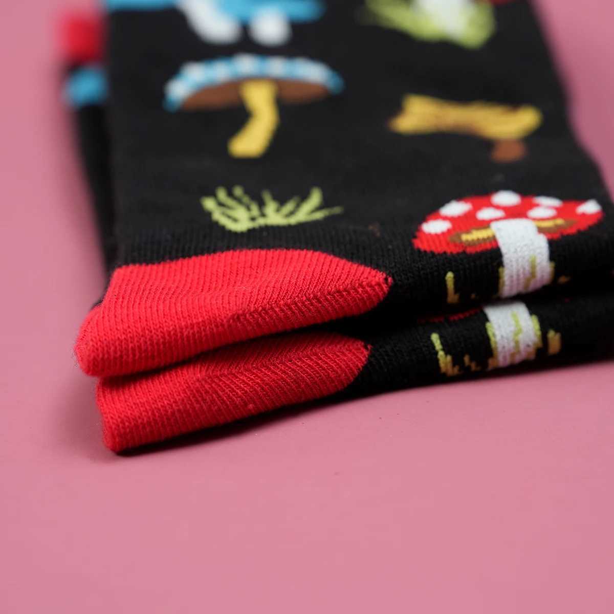 1 Pair Multicolor Mushroom Umbrella With Black Background Breathable Mens and Womens Mid-calf Socks Suitable For All Seasons Z250610