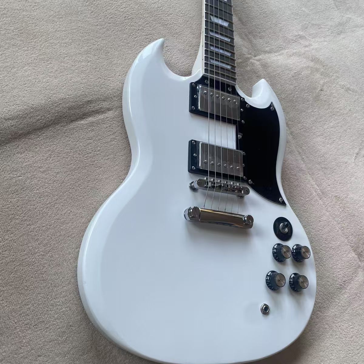 Versatile Classic Multi-Tone Electric Guitar for Personalization