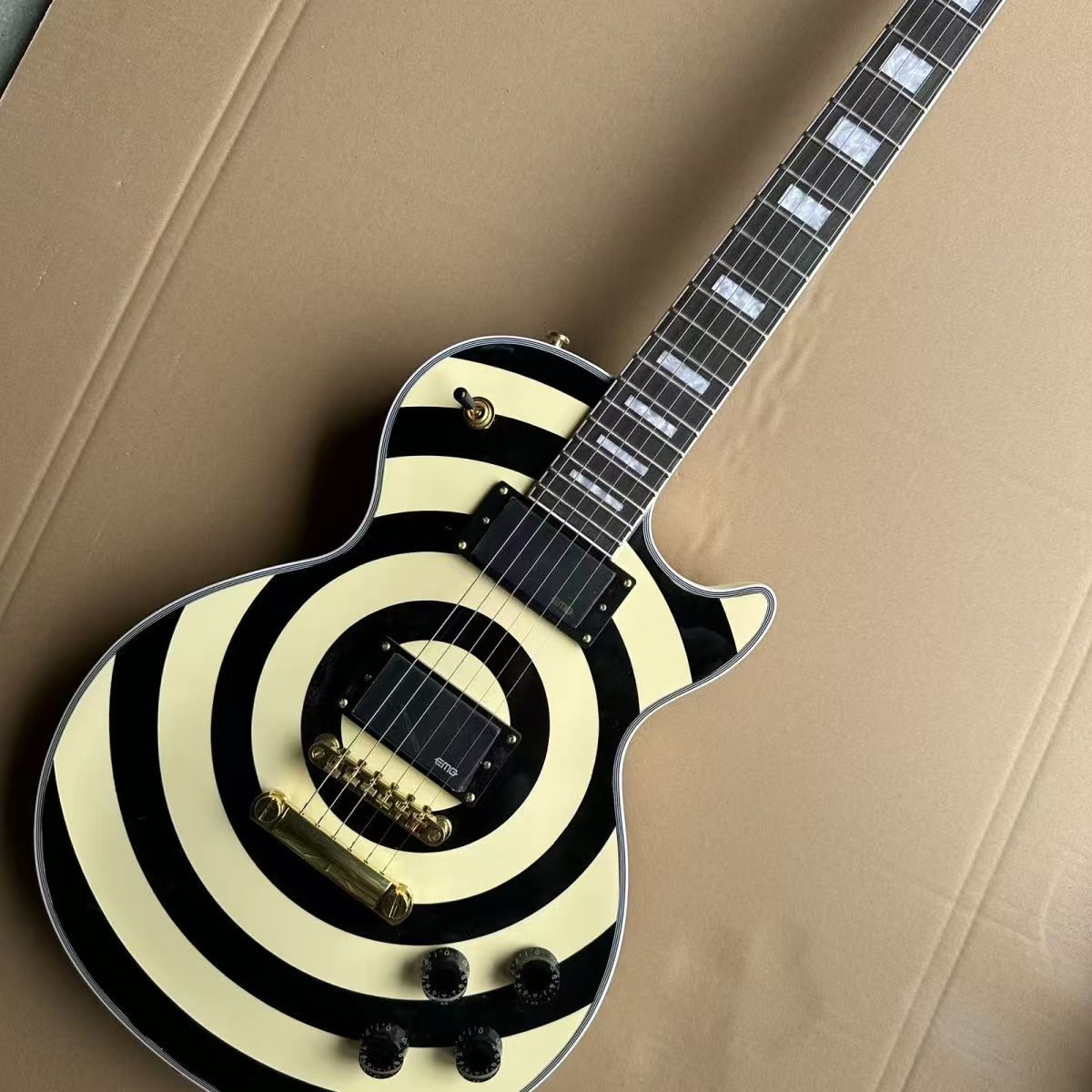 Men's and Womens Unisex American Style Electric Guitar by Zakker with Superior Audio