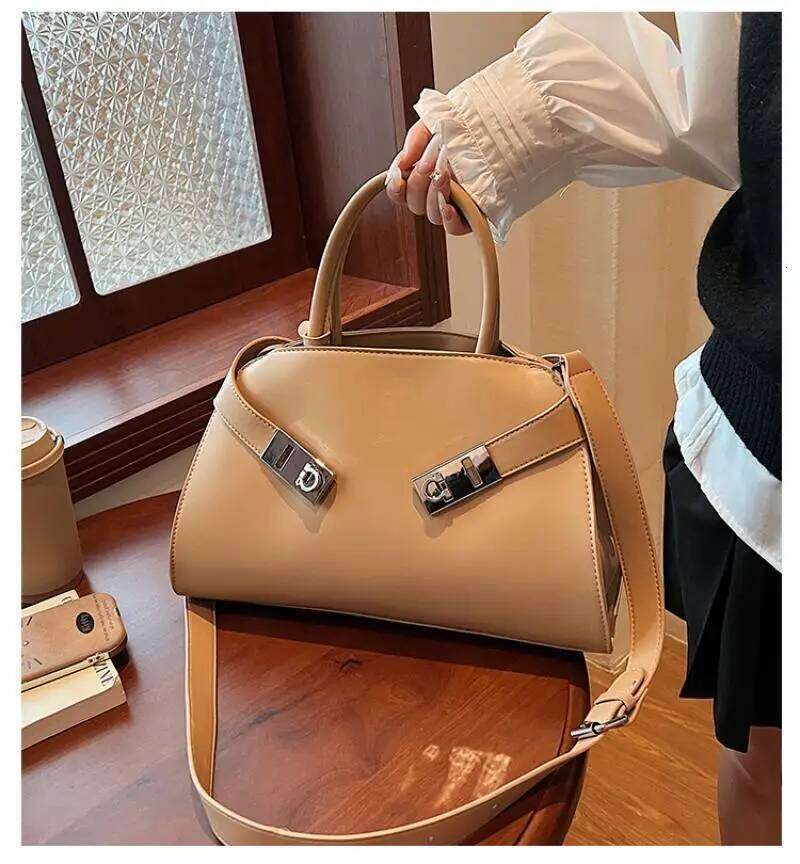 Fashion Large Capacity Women Handbags Designer Chic Lock Shoulder Bags Pu Leather Crossbody Trend Commuter Bag