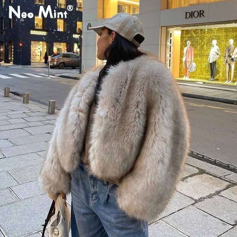 Iconic Street Fashion Week Brand Gardient Cropped Faux Coat Women Winter 2024 Hot Cool Girls Fluffy Short Fur Jacket