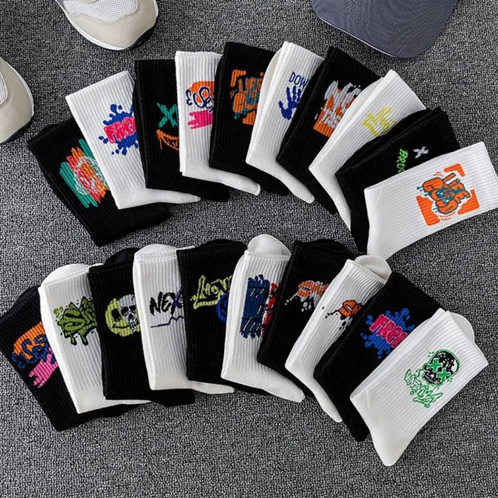 Random 5 Pairs of Large Size Socks Sweat-Absorbent Sports Basketball Stockings Spring and Summer Black and White Mens Mid-Calf Socks Z250610