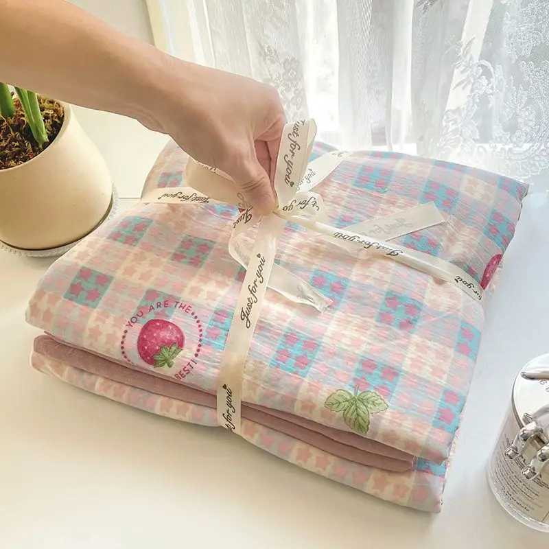 Ins Girls Strawberry Bedding Sets 2025 New Queen Size Bed Sheet Set Duvet Cover Set With case No Filling Y250611