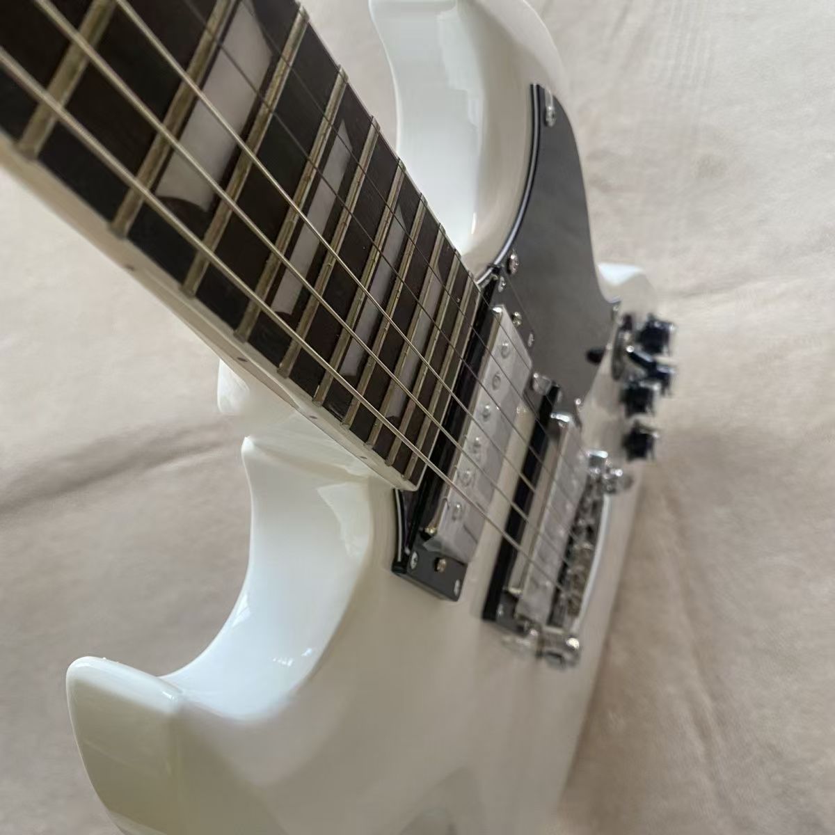 Versatile Classic Multi-Tone Electric Guitar for Personalization