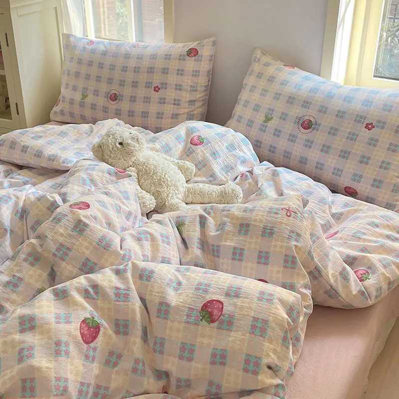 Ins Girls Strawberry Bedding Sets 2025 New Queen Size Bed Sheet Set Duvet Cover Set With case No Filling Y250611