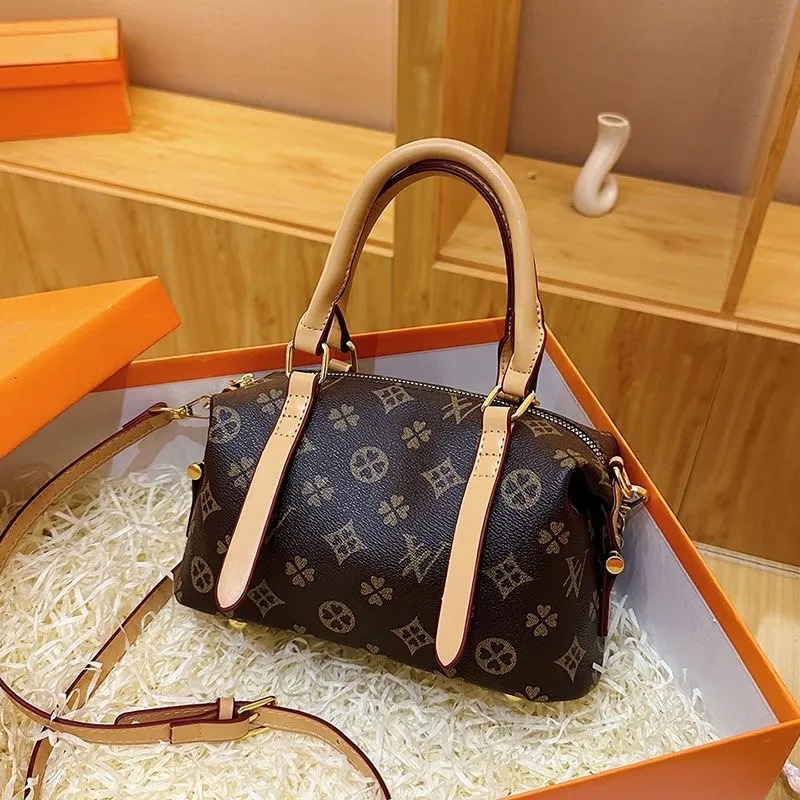 Designer 2025 new tote crossbody shoulder fashionable and high-quality handbag versatile bag essential for going out on the street 02