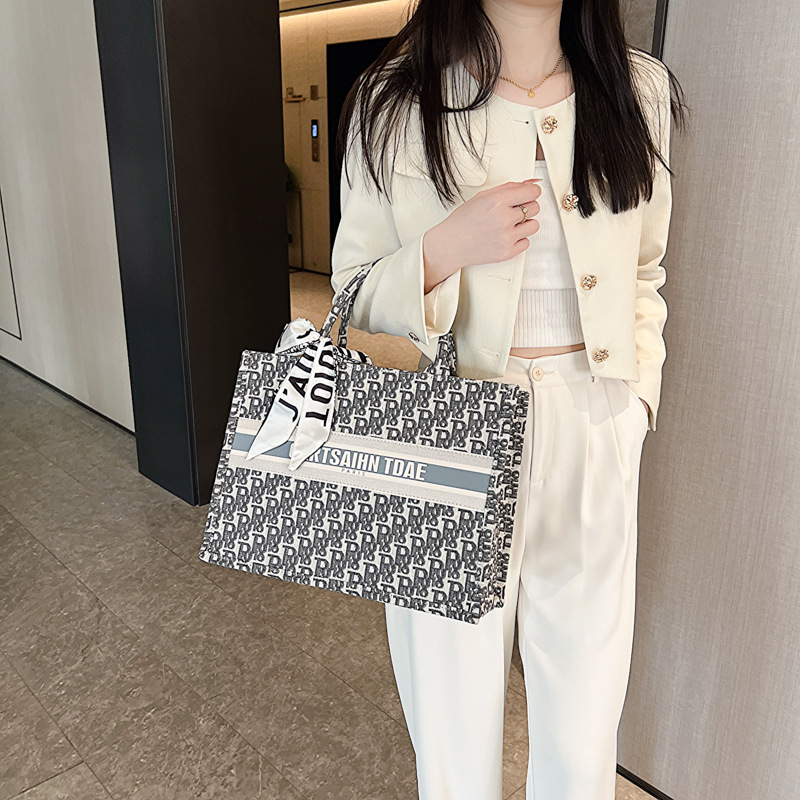 Free shipping 2025 new designer Shoulder totes Bags womans ladies flap lady fashion casual square bag handbag women crossbody Underarm shopping bag