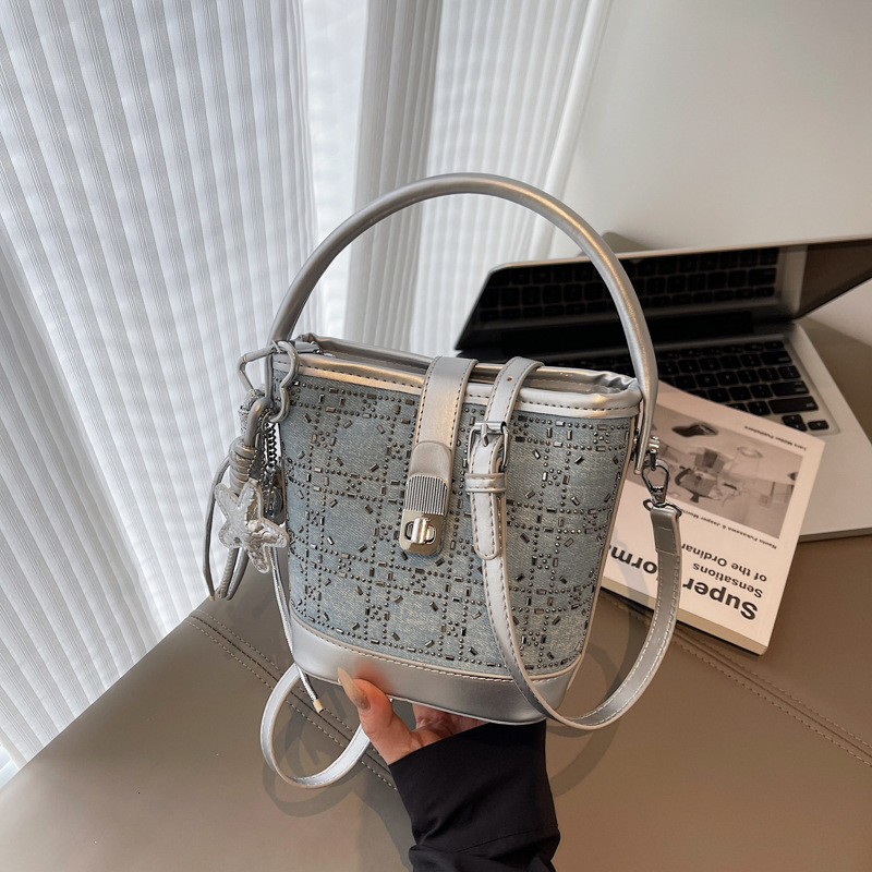 Free shipping designer Bag Luxury Bucket Bag 2025 New Fashion Handbag Shoulder Bag High-Quality Texture Large Capacity Small Bag Crossbody Bag Women B