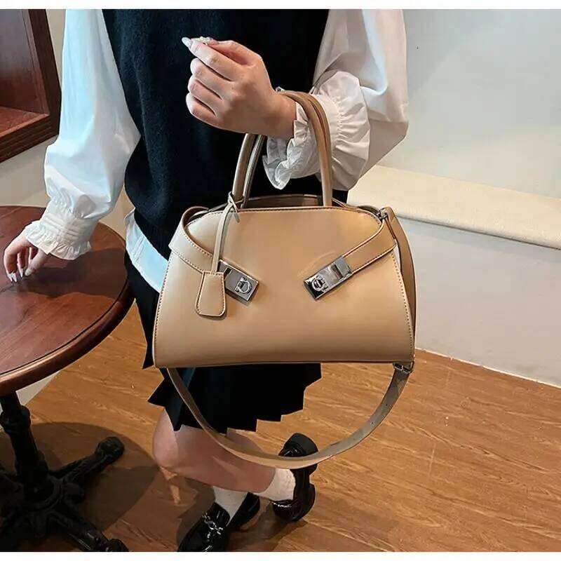 Fashion Large Capacity Women Handbags Designer Chic Lock Shoulder Bags Pu Leather Crossbody Trend Commuter Bag