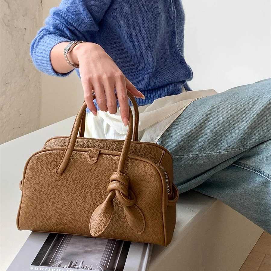 Persality Pu Handbags Solid Color Twist Handle Decor Texture Bost Bag Large Capacity Fem Versatile Daily Handle Packs B250618