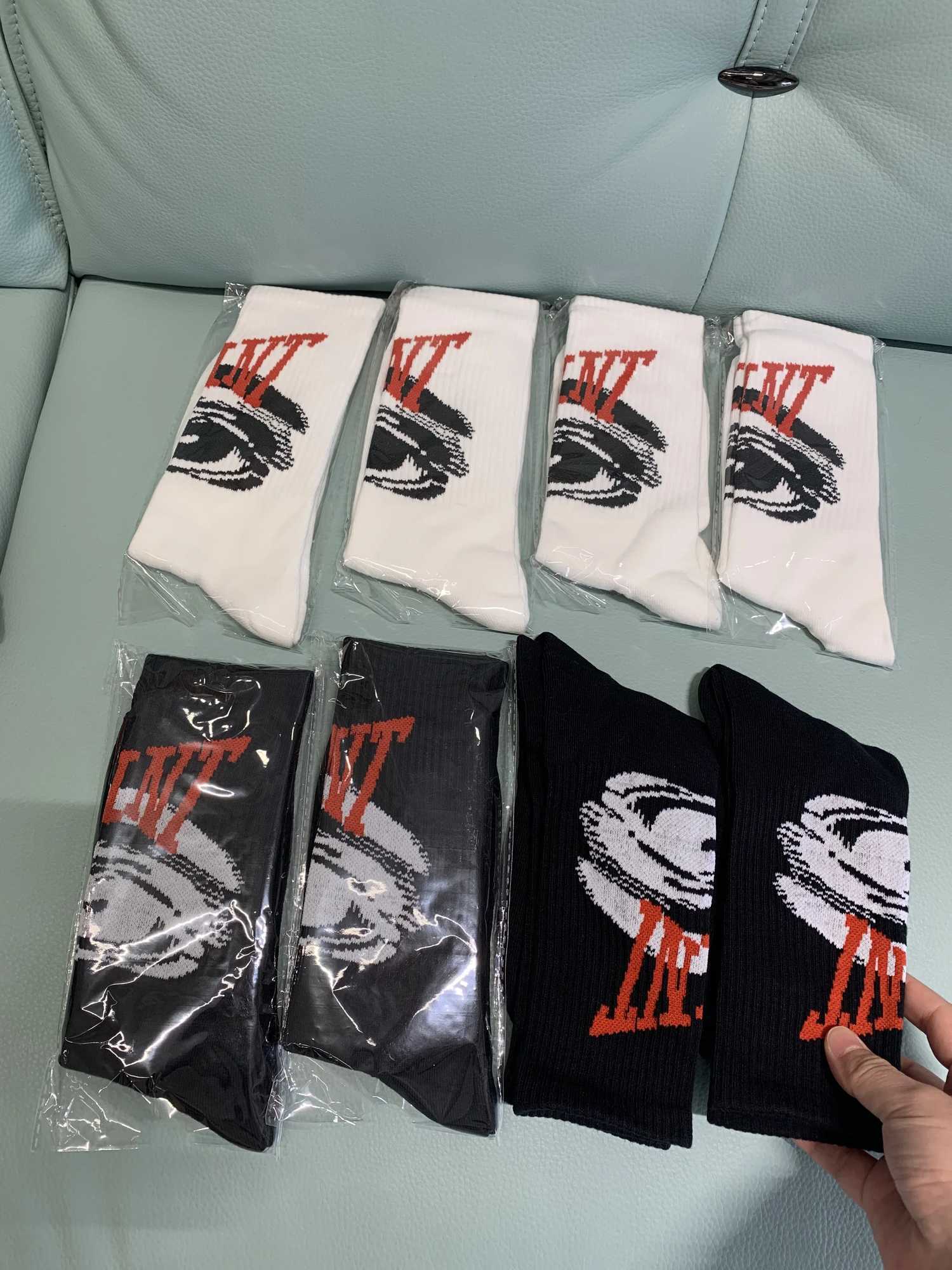 4 pairs of sports fashion cotton socks for teenagers basketball socks breathable dry and comfortable mid-tube socks Z250610