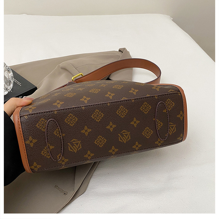 Free shipping fashion women's bag 2025 new design retro printed shoulder bag versatile casual crossbody bag hot sale