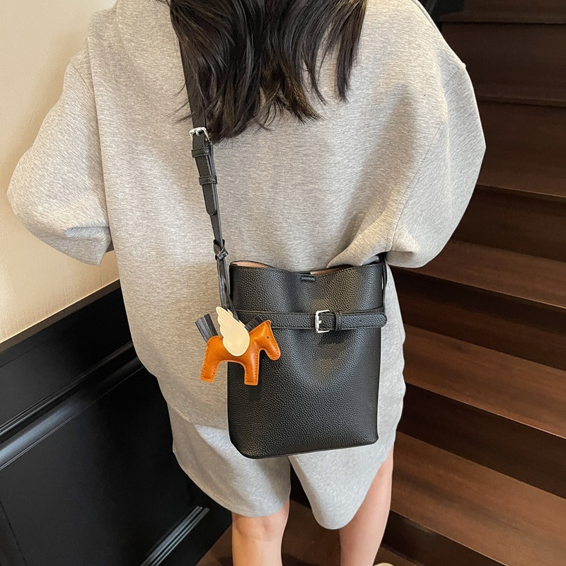 Free shipping designer Bag New French Style Niche High-end Bucket Bag Casual Shoulder Bag Daily Commute Versatile Gentle Handbag Women Bag