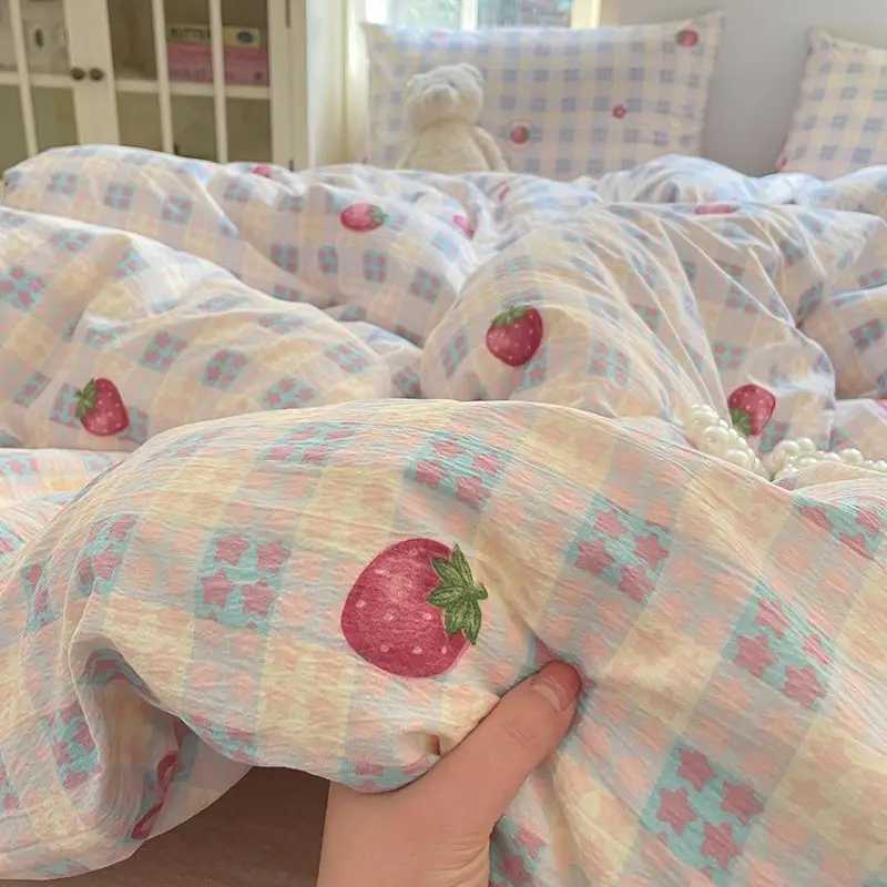 Ins Girls Strawberry Bedding Sets 2025 New Queen Size Bed Sheet Set Duvet Cover Set With case No Filling Y250611