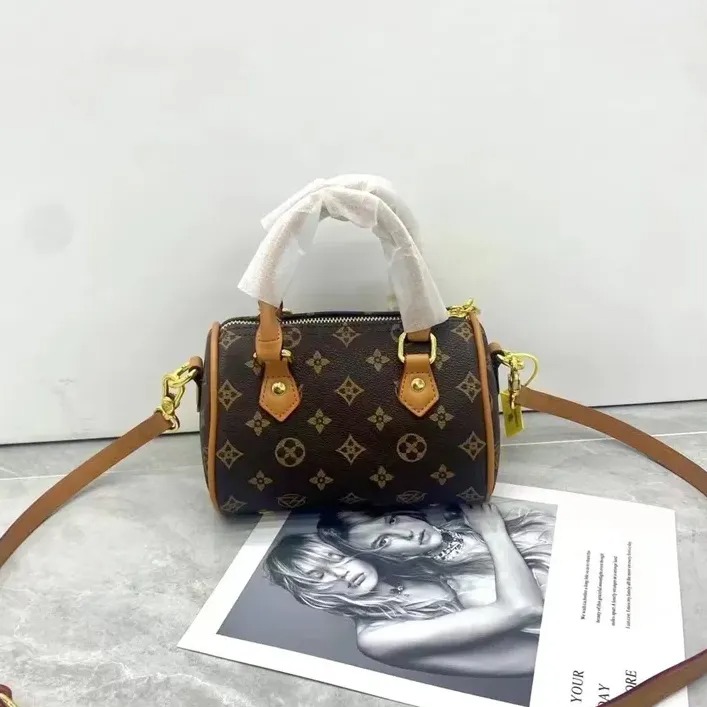 Designer 2025 new tote crossbody shoulder fashionable and high-quality handbag versatile bag essential for going out on the street 09