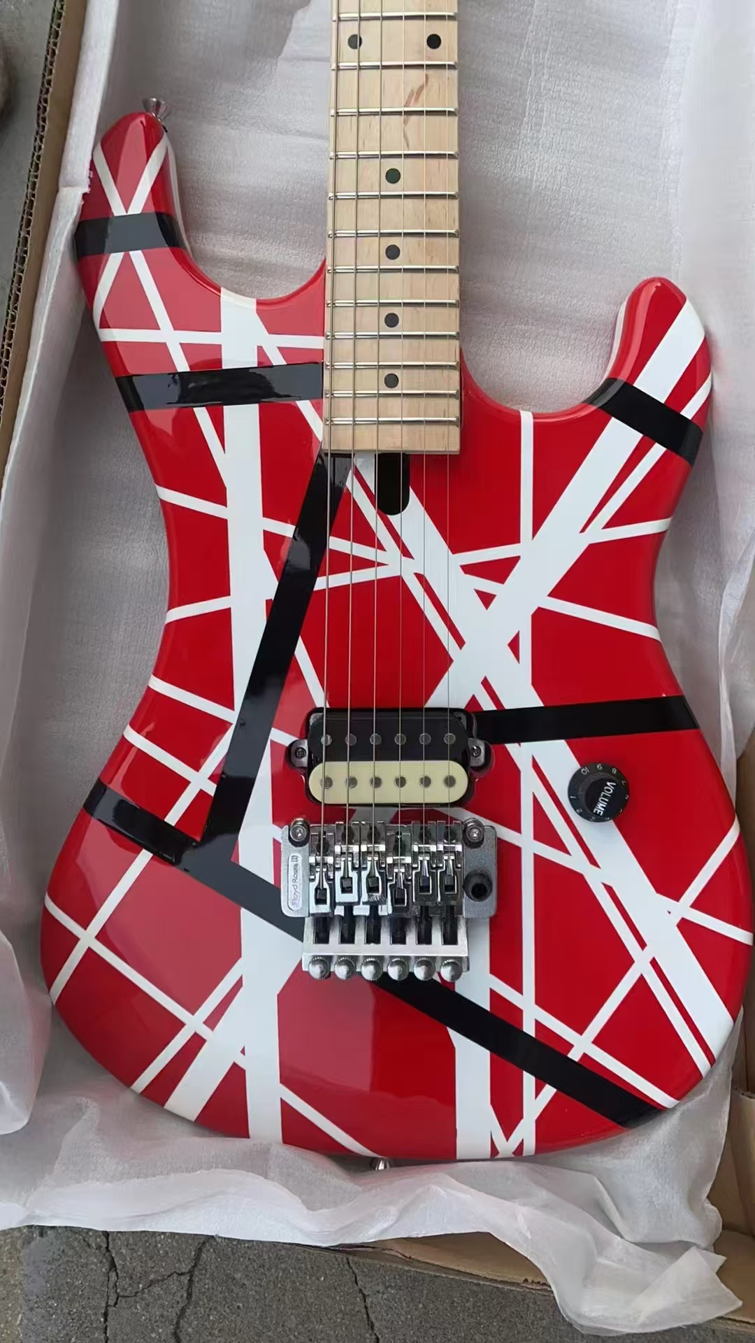Vibrant Two-Tone Electric Guitar - Ideal Choice for Rock Music Enthusiasts