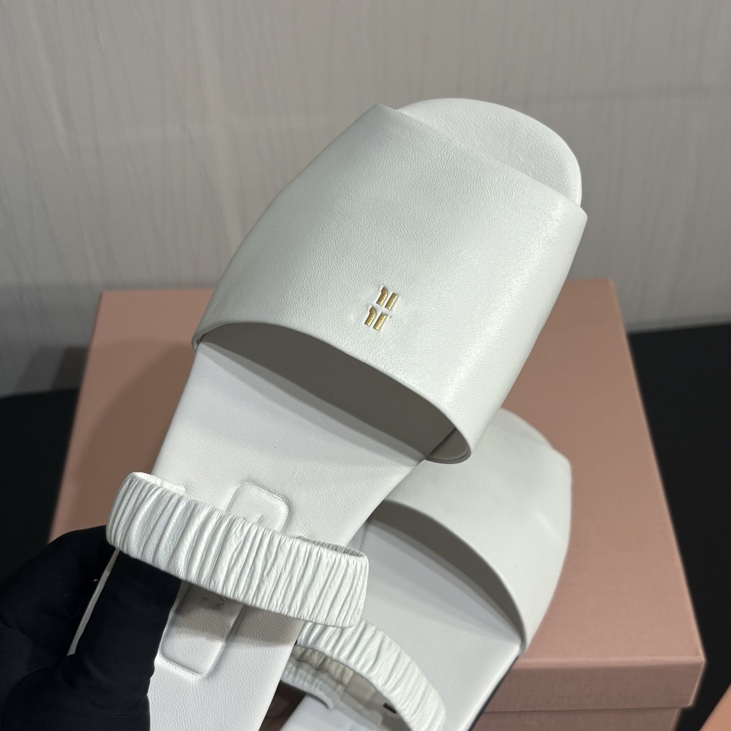 Luxury designer sandals ruches nappa Leather sandals Womens White Black Elastic band slipper Flat heel Mule Sliders Mary Jane slid Open-toe round toe Casual Slippers